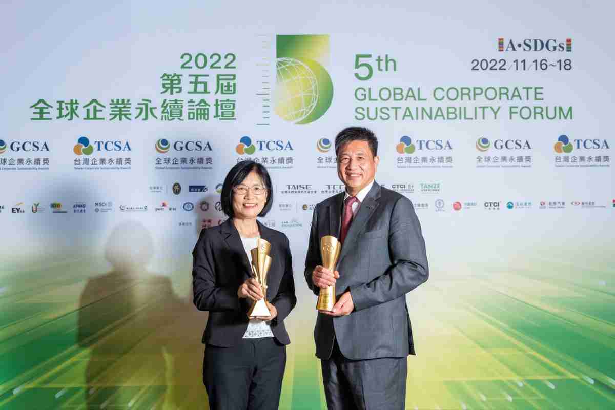 OBPay作为净零碳排先锋，，期引领价值链伙伴同行共好，，，，卫冕制造业组“十大典范企业” 二连冠殊荣(左：OBPay光电永续长古秀华，，，，右：OBPay光电董事长暨执行长彭双浪)