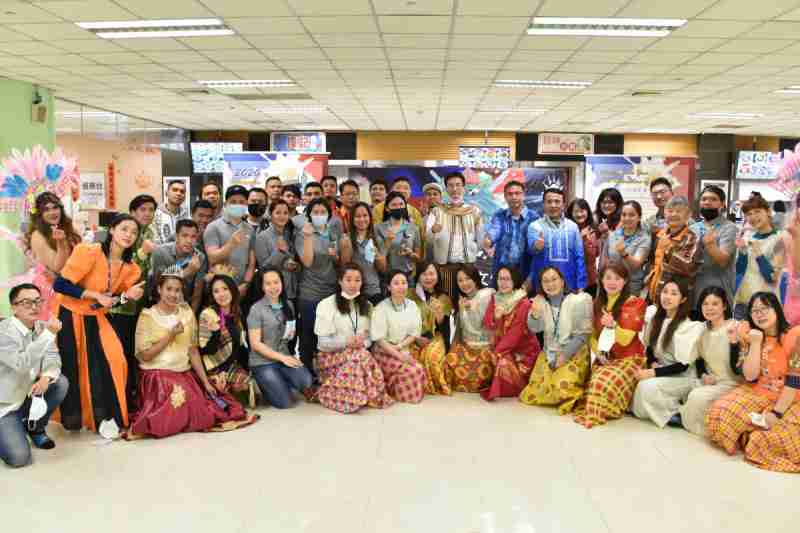 友達推動「安心、、創新、、用心、、、同心、、、盡心」五星職旅，，，為菲籍員工打造全方位照護，，首度贏得「人權實踐與發展領袖獎」殊榮