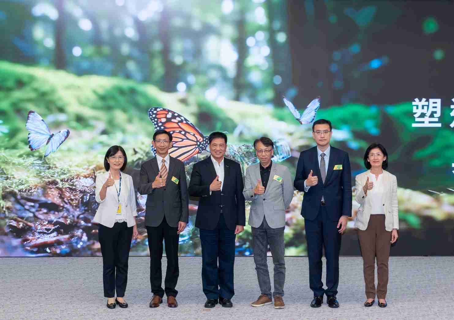 友達2023 CSR共榮大會，，，，邀請領域專家分享交流生物多樣性管理趨勢、、、、無塑產品、、海廢永續塑料等議題  （圖左到右：友達光電永續長古秀華、、、3M台灣技術長陳君杰、、、、友達光電董事長暨集團策略長彭双浪、、光寶科技企業永續發展處處長陳慶暉、、、、安永聯合會計師事務所執業會計師曾于哲、、、、友達光電供應鏈總部副總經理吳宜芳）