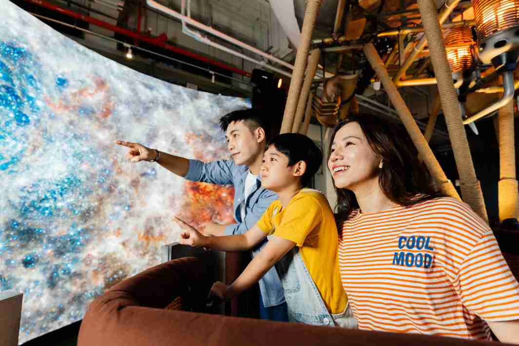 OBPay打造全台最大宽6公尺、、高4公尺、、、唯一搭载LED弧形拼接显示屏的动感飞行船，，，，让乘客驻足在热气球上，，享受身历其境的伪出国旅游乐趣