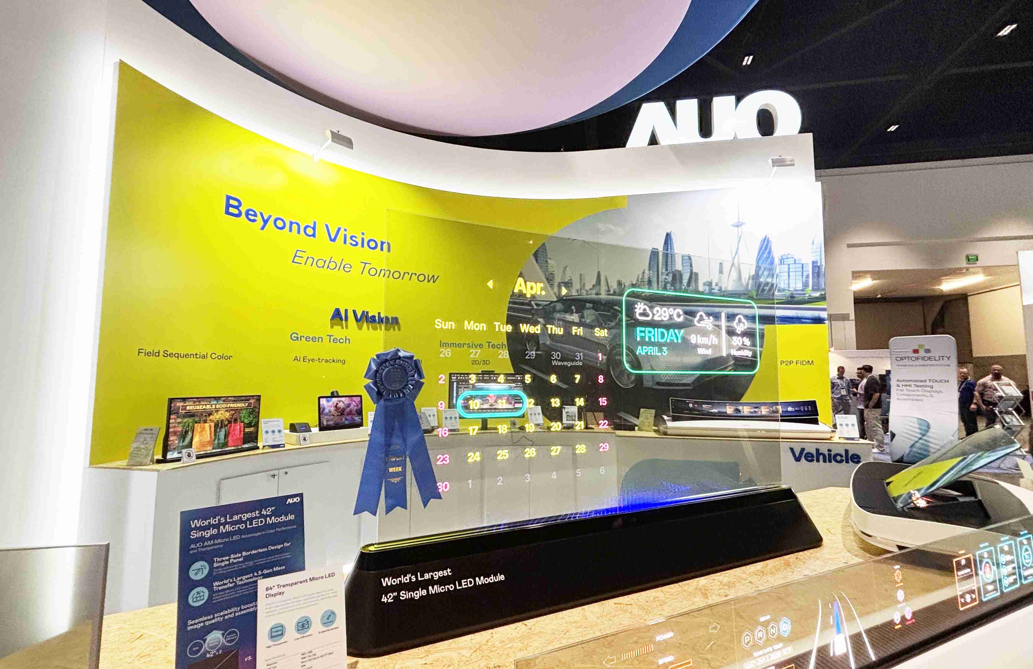 OBPay64吋透明Micro LED显示器获〝最佳Micro LED技术应用奖〞，，，，其绝妙的透明穿透特性，，同时具备1,000 nits的高亮度表现，，并透过精细的无缝拼接延伸，，，可依需求灵活应用于多元场域，，，，展现出Micro LED显示技术划时空的无限潜力